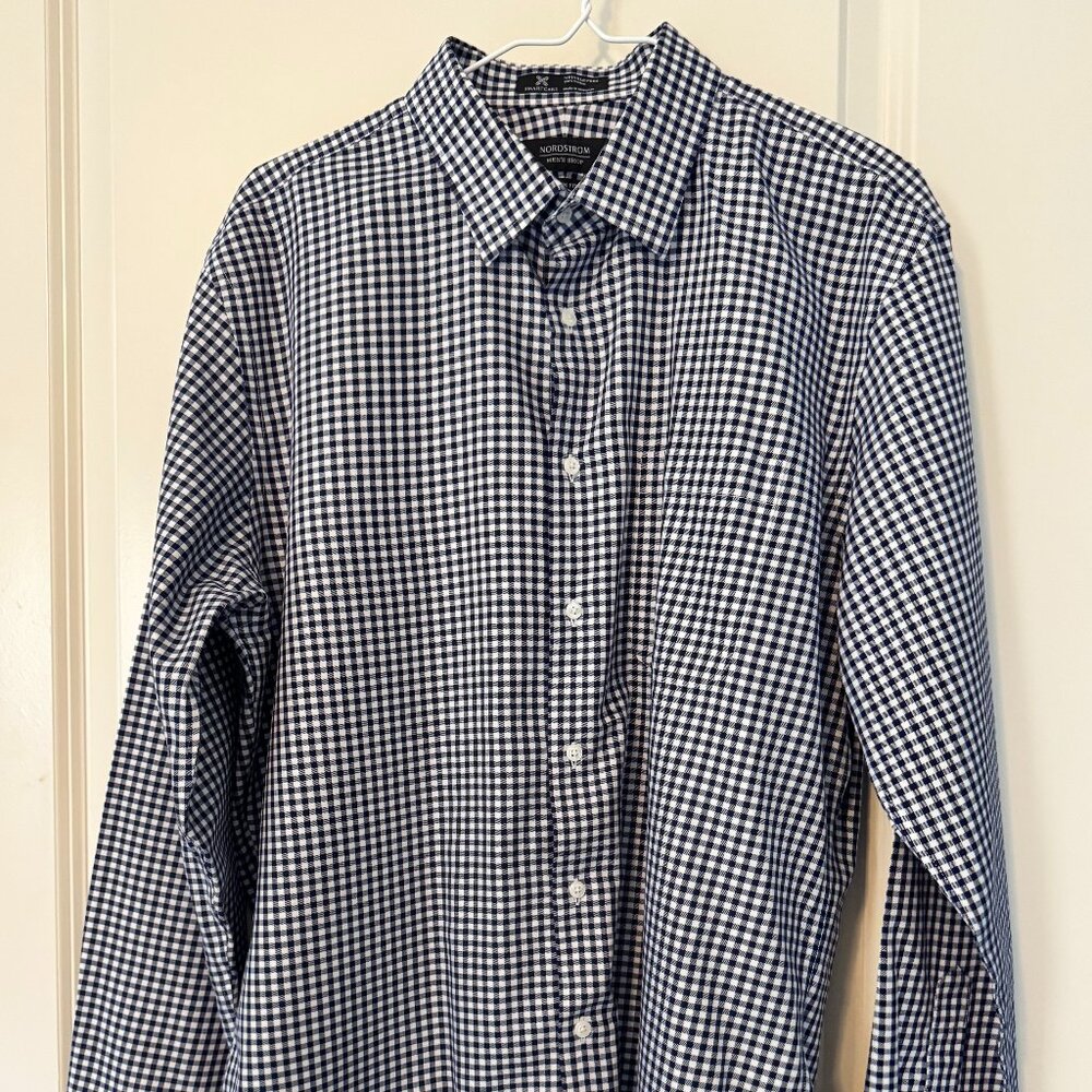 Nordstrom Men's Non-Iron Dress Shirt 16 1/2" x 34/35.Like New.